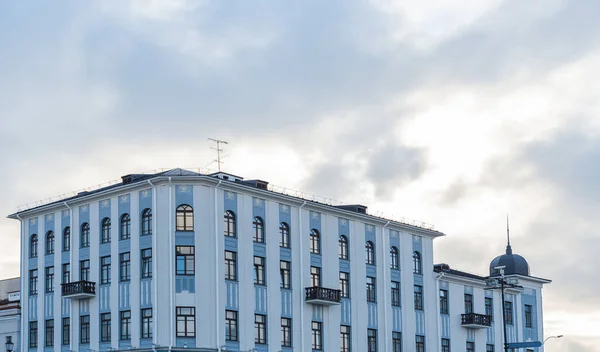 Ein Teil Der Fassade Eines Europäischen Gebäudes Mit Bewölktem Himmel — Stockfoto