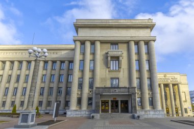 MINSK, BELARUS - 08 Kasım 2019 Beyaz Rusya, Minsk 'te bulutlu mavi gökyüzü olan memurlar evi