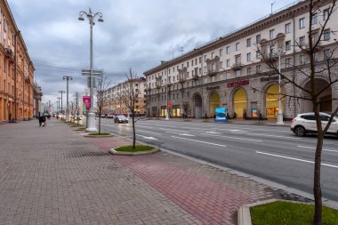 MINSK, BELARUS - Minsk şehrinde 08 Kasım 2019 Belarus 'taki Independence Bulvarı' nda binalar ve araçlarla 