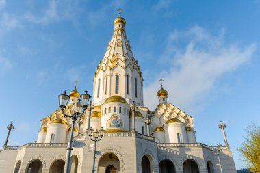 Minsk, Belarus 'taki Azizler Kilisesi' nin büyük mavi bulutlu gökyüzü