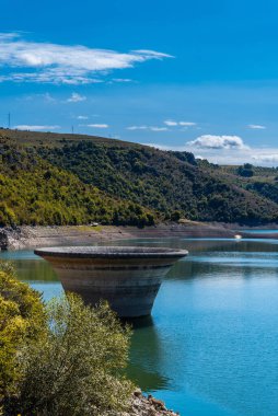 Sırbistan 'da Uvac Gölü üzerindeki elektrik barajı