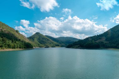 Çok sayıda dağ ve Uvac gölü, Sırbistan devletinin koruması ve griffon akbabalarının yaşam alanı altında özel bir doğal rezerv oluşturuyor