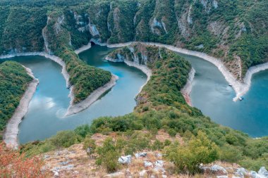 Sırbistan devletinin koruması ve Griffon akbabalarının yaşam alanı altında yer alan Uvac Gölü 'nün en üst düzey doğal rezervi
