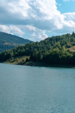 Uvac doğal göl manzarası, Sırbistan devletinin koruması altında özel doğal rezerv ve griffon akbabalarının yaşam alanı