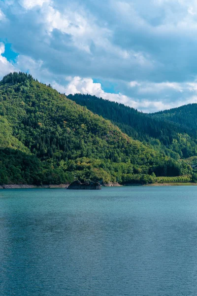 Hill ve Uvac gölü, Sırbistan devletinin koruma ve doğal yaşam alanı olan griffon akbabalarının doğal rezervi altında