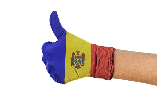 在印有大拇指标志的医疗手套上挂上摩尔多瓦国旗 — 图库照片