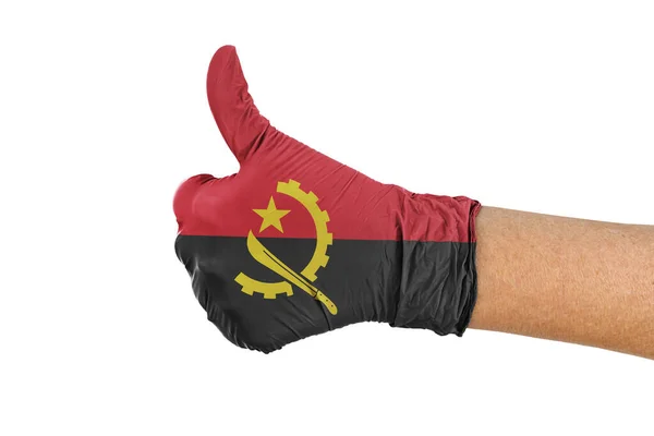 Флаг Анголы Медицинской Перчатке Изолированной Белом Показывающий Большой Палец Вверх — стоковое фото