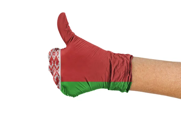 标有大拇指标志的医疗手套上的白俄罗斯国旗 — 图库照片