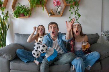 Üç genç Arjantinli arkadaş, iki kız ve bir oğlan, futbol maçı izliyorlar, bağırıyorlar, sinirleniyorlar ve hayal kırıklığına uğruyorlar..