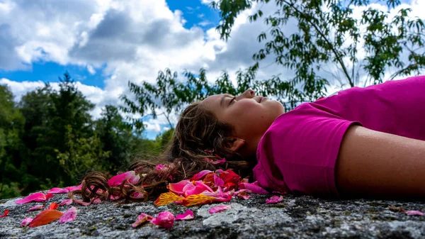 Chica Acostada Una Piedra Con Pétalos Flores Colores Muy Cerca — Foto de Stock