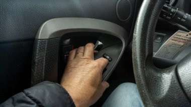 Kapıyı açmak ve çıkmak için arabanın içindeki açma cihazını aç.