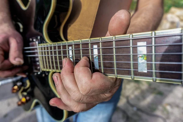 Mains Jouant Une Guitare Électrique Noire Semi Acoustique — Photo