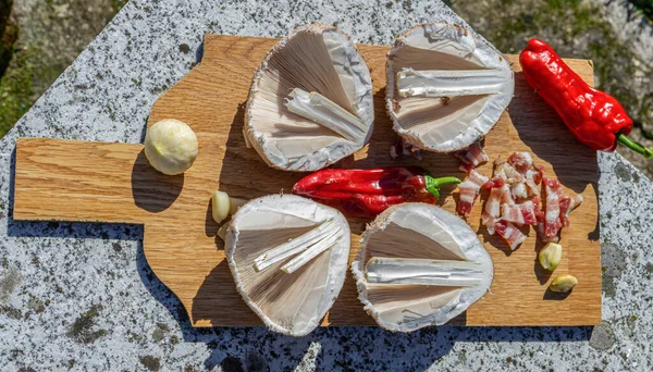 Sombreros Macrolepiota Procera Cortados Por Mitad Una Tabla Cocción Con Imágenes de stock libres de derechos