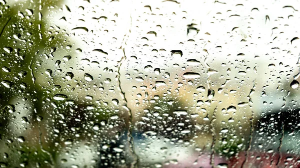 Gotas Lluvia Deslizándose Través Vaso Coche Día Lluvioso Una Ciudad Fotos de stock libres de derechos