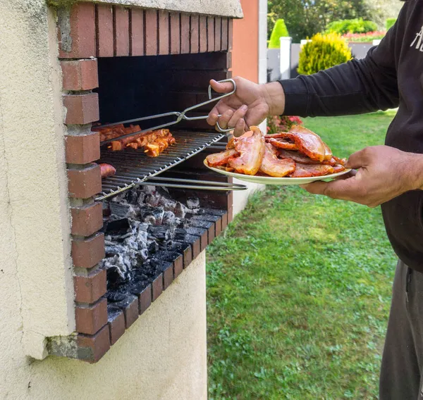 用各种肉类烧烤 一只手用镊子烧烤 以控制热量 — 图库照片