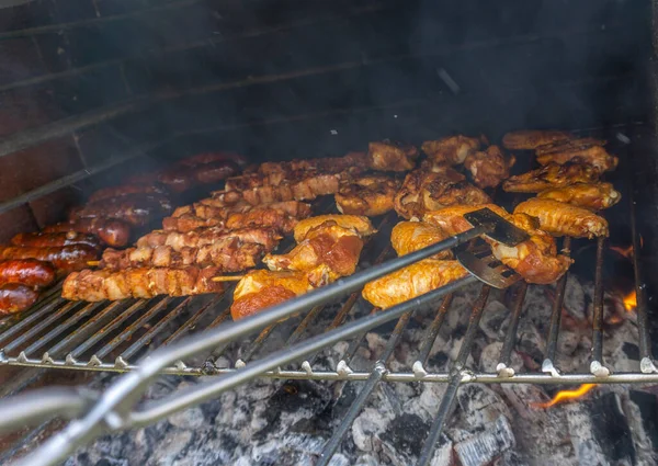Barbecue Val Különböző Húsok Hogy Grill Egy Kézzel Csipeszek Hogy — Stock Fotó