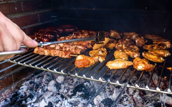 Barbecue Val Különböző Húsok Hogy Grill Egy Kézzel Csipeszek Hogy — Stock Fotó