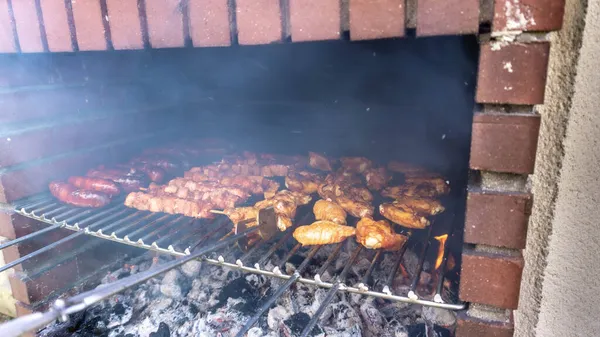 Grill Różnych Mięs Grillowania Jedną Ręką Pęsetą Kontroli Ilości Ciepła — Zdjęcie stockowe