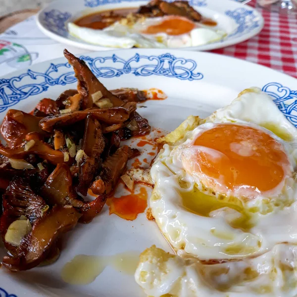 Sarımsakla Pişirilmiş Mantarlara Eşlik Etmesi Için Yumurta Kızartması — Stok fotoğraf