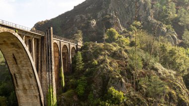 Vadiyi nehirden kurtarmak için inşa edilmiş bir demiryolu geçidi.