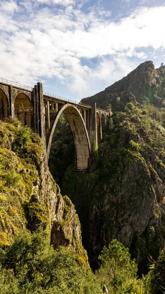 Vadiyi nehirden kurtarmak için inşa edilmiş bir demiryolu geçidi.