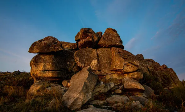 Stenen Gedragen Door Erosie Berg Bieden Nieuwsgierige Vormen Herfst Zonsondergang — Stockfoto