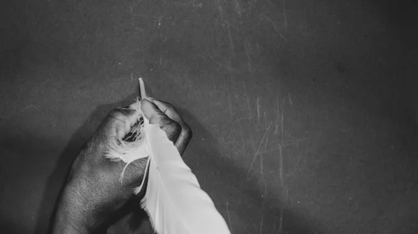 Afrikaanse Vrouw Hand Pakt Een Pen Schrijven Een Zwarte Achtergrond — Stockfoto