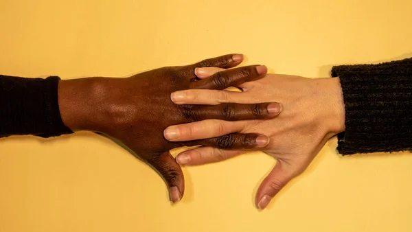 Mãos Com Dedos Esticados Ligados Deles Pele Escura Outro Pálido Fotografias De Stock Royalty-Free