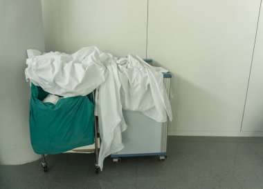 Hastanenin köşesindeki kirli çamaşırlarla dolu konteynırlar.