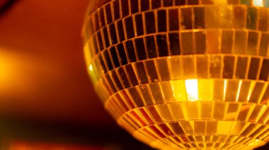 Diskoteklerdeki ve gece kulübündeki renkli ışıkları yansıtan küçük ayna dikdörtgenleriyle kaplı bir küre.