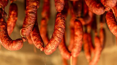 Kurutma ve sigara içme işlemi için sosis asmak