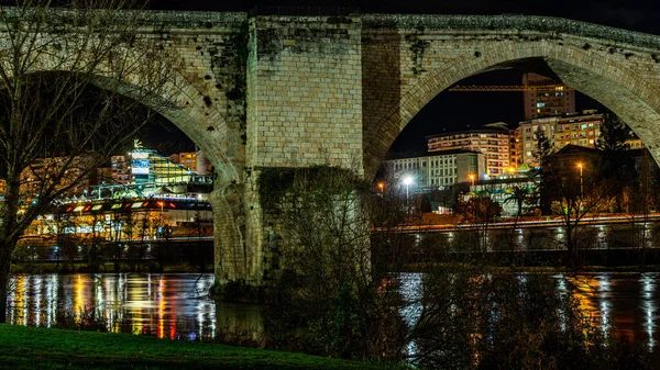 Brug Met Grote Bogen Waardoor Stad Nachts Verlicht Ziet — Stockfoto