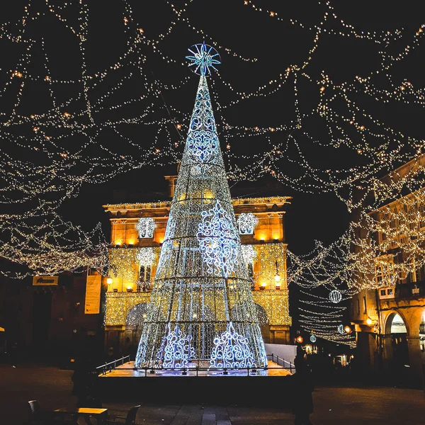 Piazza Principale Con Decorazioni Natalizie — Foto Stock