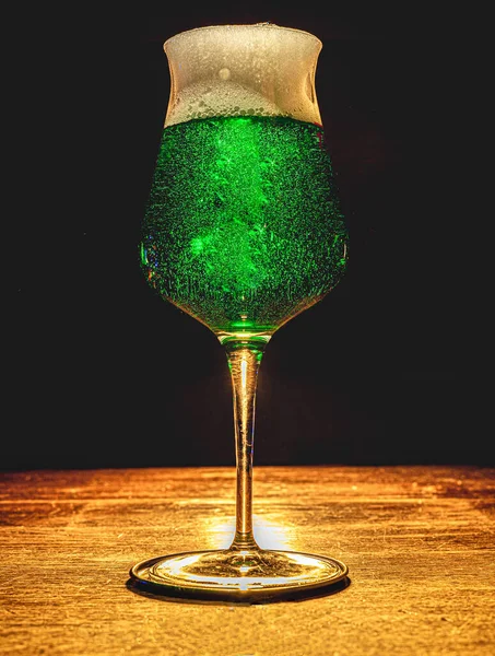 Verre Plein Bière Verte Sur Une Table Bois — Photo