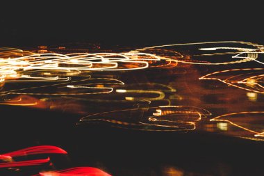 sarı ve turuncu arkaplan neon ışıkları gibi parlıyor.