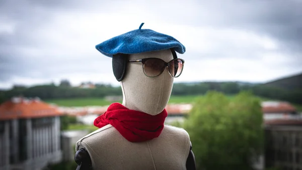 Mannequin Hoofd Met Hoed Zonnebril Oorkappen Met Een Stedelijke Achtergrond — Stockfoto