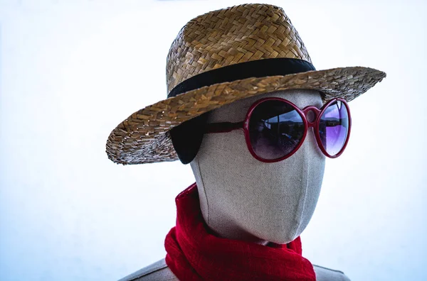 Mannequin Hoofd Met Hoed Zonnebril Oorkappen Met Een Stedelijke Achtergrond — Stockfoto