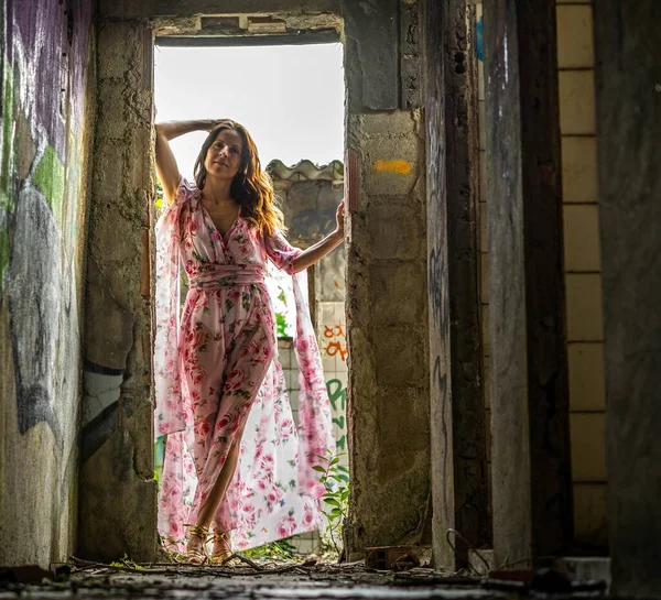 ışığa karşı kadın