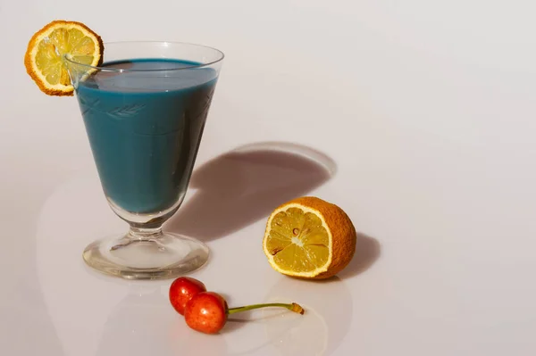 Azul Contel Copo Cônico Com Limão Borda Vidro — Fotografia de Stock
