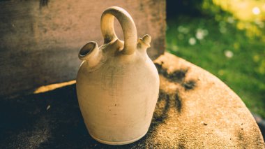 Seramikten yapılmış suyu veya diğer taze içecekleri muhafaza etmek için Botijo adında bir kap.