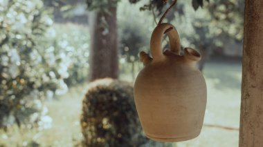 Seramikten yapılmış suyu veya diğer taze içecekleri muhafaza etmek için Botijo adında bir kap.