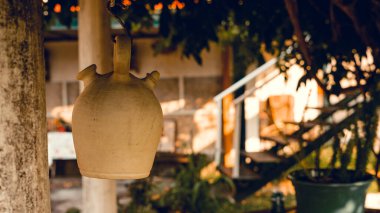 Seramikten yapılmış suyu veya diğer taze içecekleri muhafaza etmek için Botijo adında bir kap.