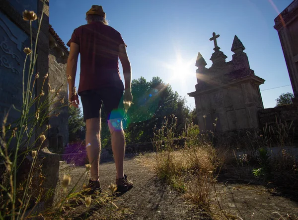 Man Standing Tall Kind Cemetery Sun Setting Sunset Stone Crosses — Stok fotoğraf