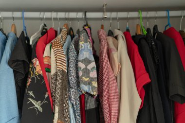 Dolaptaki askılarda asılı giysiler.