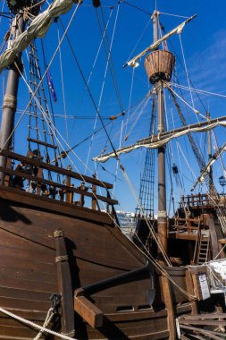 Merkez direkte ilk gemiler tarafından taşınan bir sepet. Karayı görmek ve keşfetmek için.