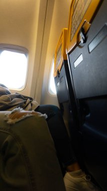 Sakin bir tatil ya da iş uçuşundaki bir uçağın içinde.