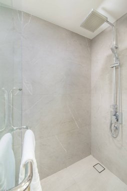 Lüks banyoda duş.