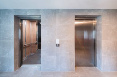 Otelde asansörler açık.