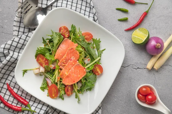 Würziger Lachssalat Auf Teller Mit Tomaten Und Chili Von Oben — Stockfoto