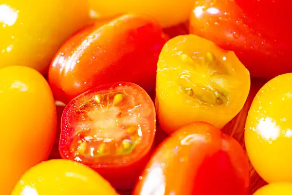 sarı ve kırmızı kiraz domatesleri